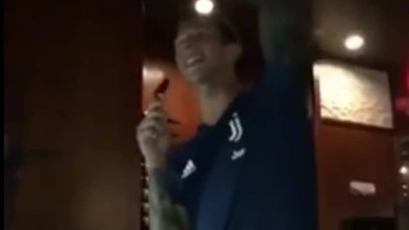 Juventus, Bernardeschi canta Gabbani in ritiro