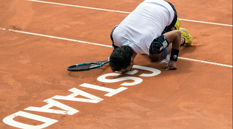 Fognini, dopo la vittoria bacia la terra di Gstaad