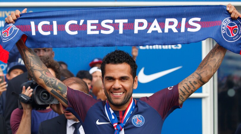 Dani Alves "collezionatore di titoli": raggiunte le leggende Dalglish e Giggs