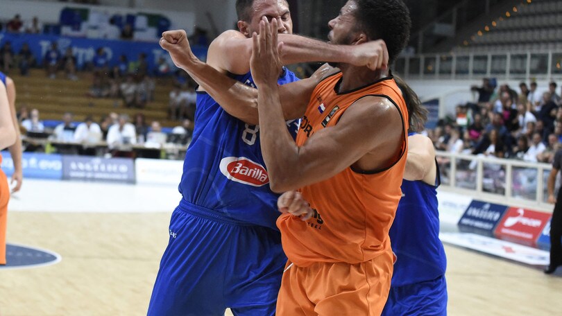 Italia-Olanda, follia Gallinari: pugno in faccia all'avversario ed espulsione