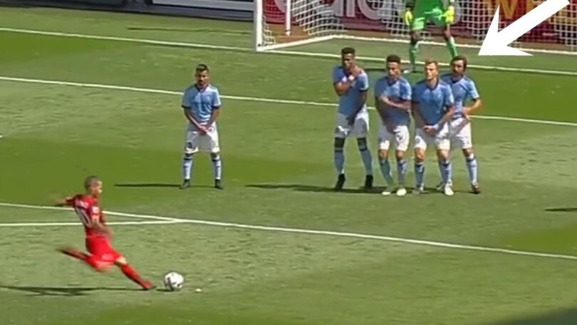 Giovinco, punizione magica sopra la testa di Pirlo