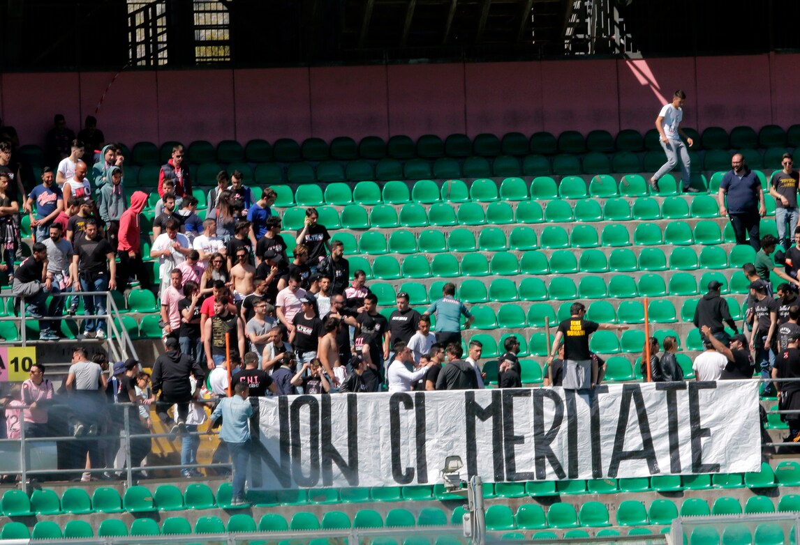Serie B Palermo, botteghino dello stadio in fiamme: la polizia indaga