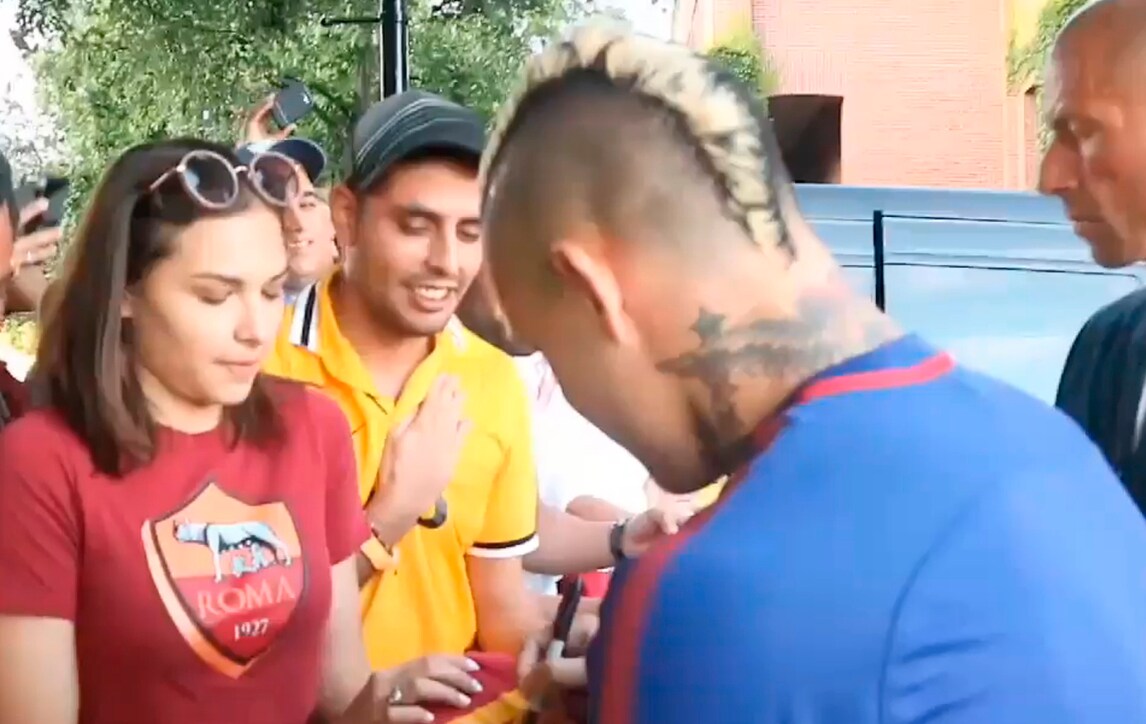 Nainggolan al tifoso della Juventus: «Non posso autografarti quella maglia»