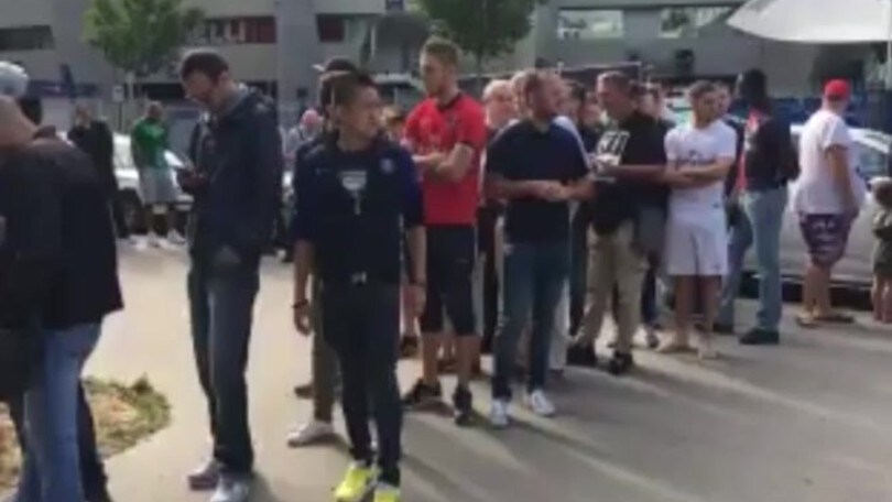 Psg, tifosi in attesa per una maglia di Neymar