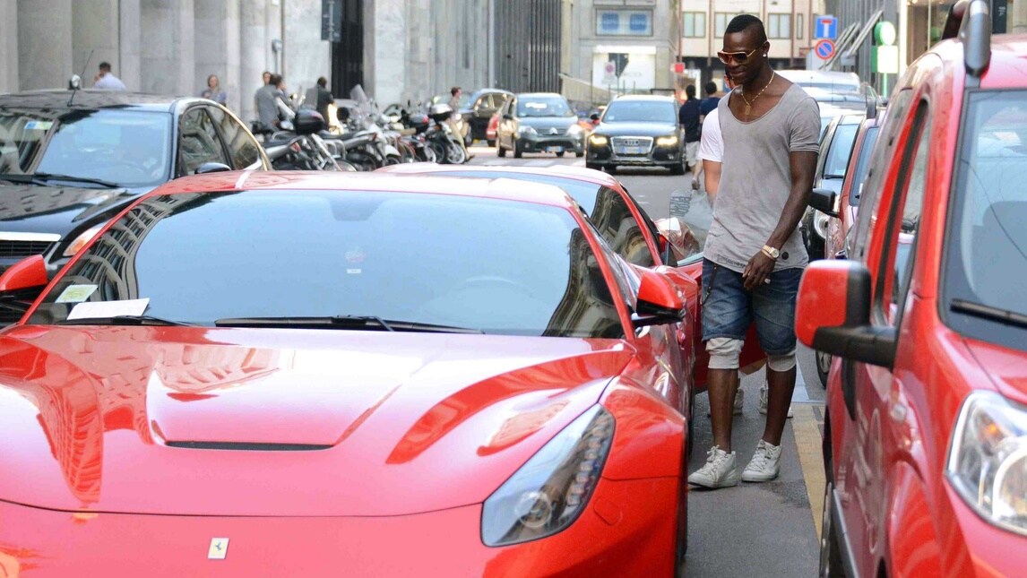 Balotelli a 200 km/h in autostrada con la Ferrari: multato