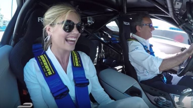 Kate Upton, la super modella scende in pista con Bmw
