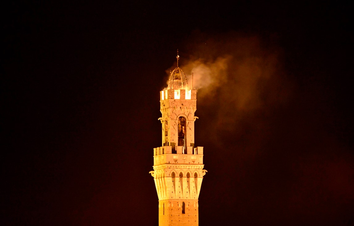 Palio di Siena, fiamme su Torre del Mangia: rogo domato