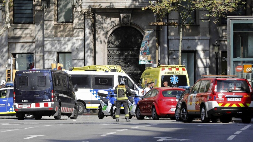 Attentato a Barcellona, furgone piomba sulla Rambla