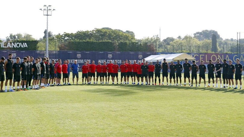 «Siamo tutti Barcellona», il club catalano ricorda le vittime dell'attentato