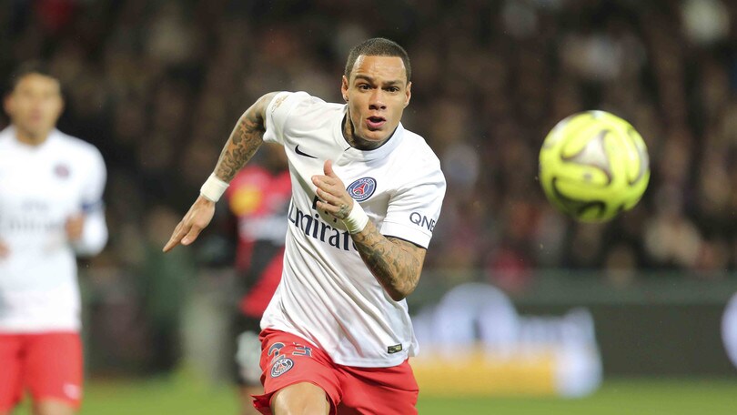 Calciomercato Cagliari, visite mediche per Van Der Wiel