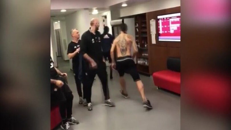 Bailly che fai? Calcio a Ibra e scappa