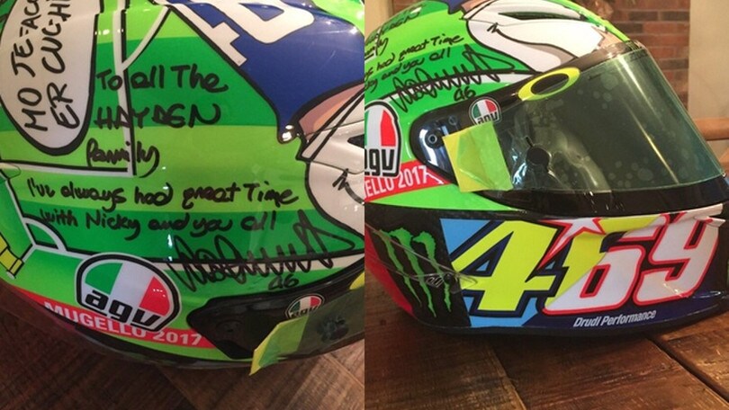 Valentino Rossi regala il casco alla famiglia Hayden