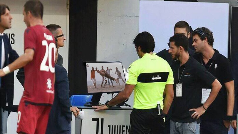 Cosa guardano davvero gli arbitri con il Var: l'ironia del web