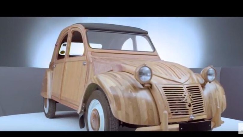 La Citroen 2CV in legno in scala 1 a 1