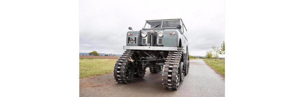 All'asta una rara Defender cingolata: foto