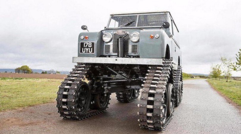All'asta una rara Defender cingolata: foto