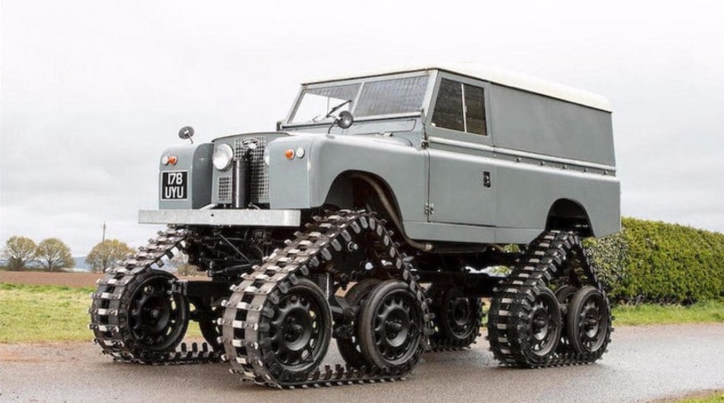 Land Rover Defender cingolata, pezzo unico all'asta