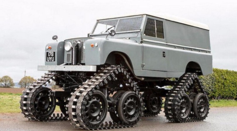 Land Rover Defender cingolata, pezzo unico all'asta
