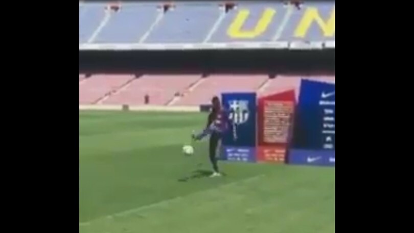 Barcellona, la presentazione di Dembélé è un flop: sbaglia tutti i palleggi
