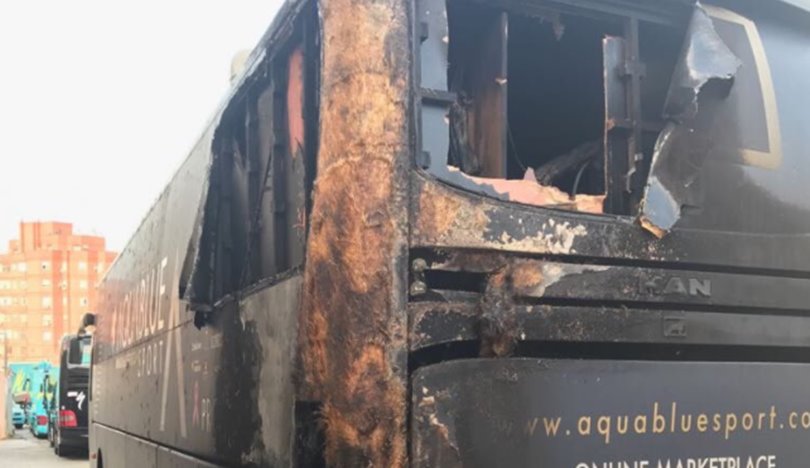 Vuelta, piromane incendia il pullman di una squadra