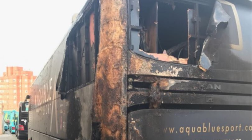 Vuelta, piromane incendia il pullman di una squadra