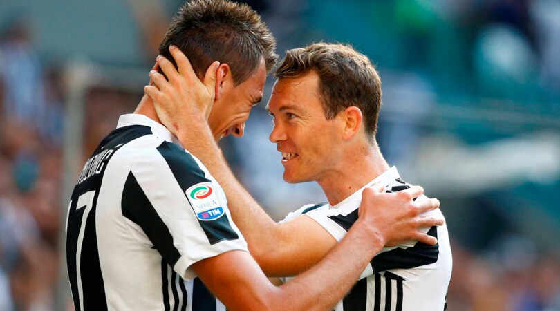 Champions League, Lichtsteiner fuori? I tifosi della Juventus reagiscono così