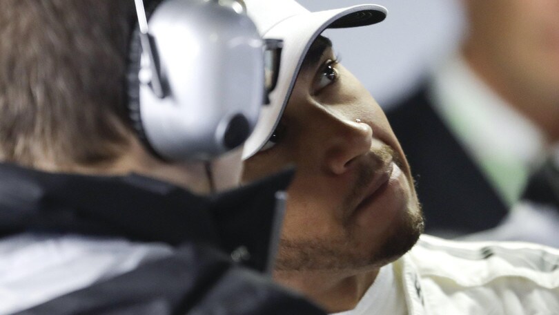 F1, Gp d'Italia: show Hamilton, che sgommate in moto!