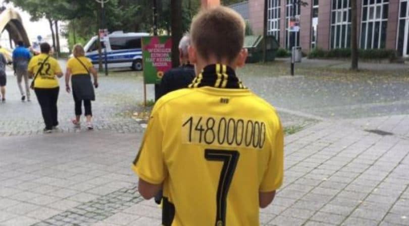 Borussia Dortmund: il tifoso si sfoga così sulla maglia di Dembélé