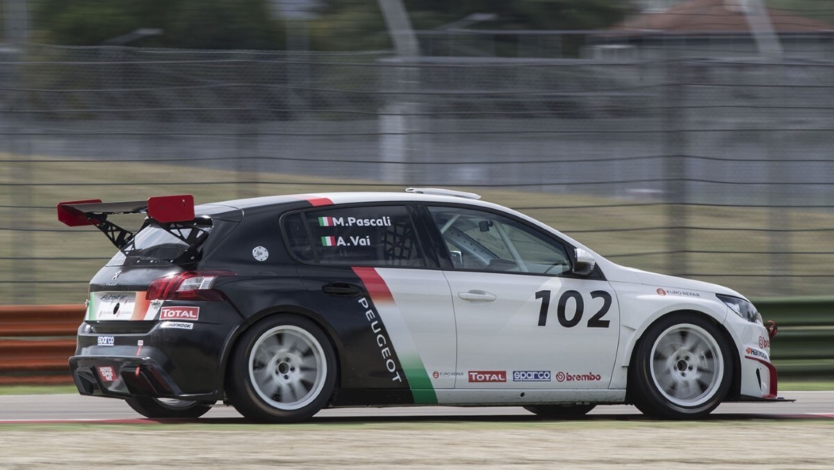 TCR, tra i saliscendi di Imola con la Peugeot 308 RC