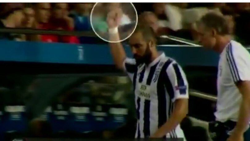 Barcellona-Juventus: Higuain mostra il dito medio al 'Camp Nou'
