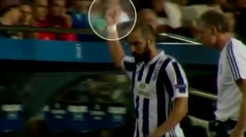 Barcellona-Juventus: Higuain mostra il dito medio al 'Camp Nou'