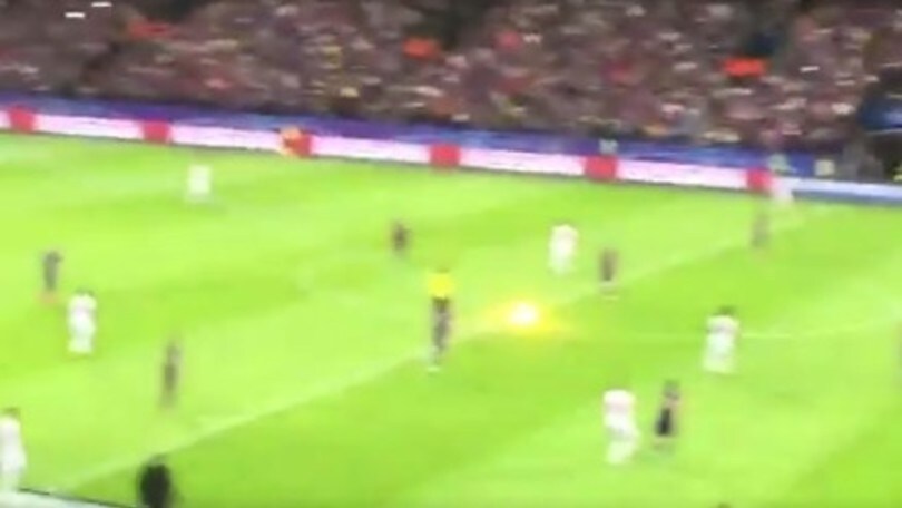 I tifosi dello Spartak Mosca lanciano un razzo in campo