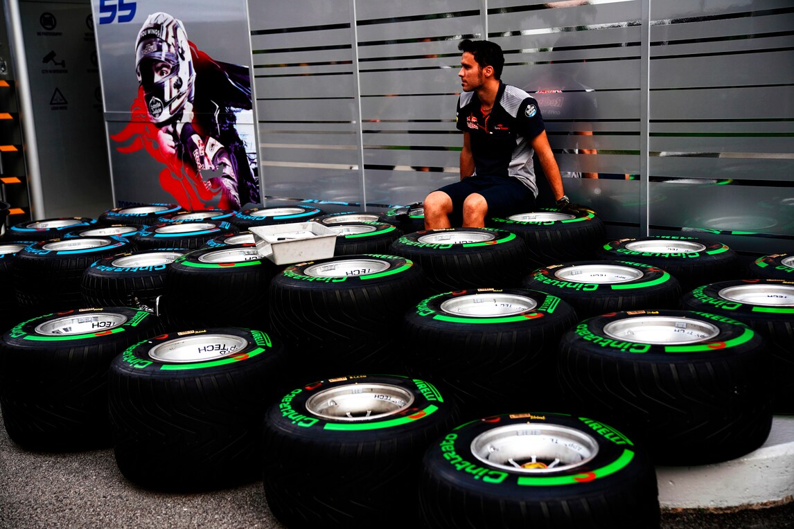 F1 Gp Singapore, Pirelli: «Alta probabilità di safety car, squadre dovranno essere flessibili»