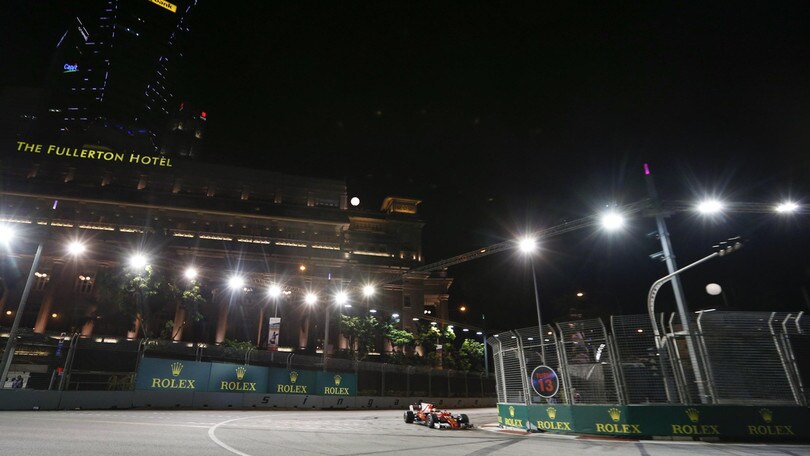 F1, Gp Singapore: disastro al via, Ferrari fuori e Hamilton al comando