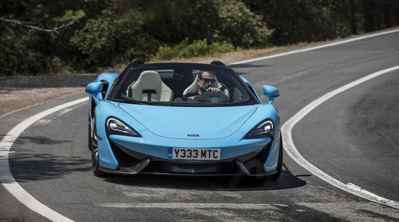 McLaren 570S Spider: vento tra i capelli a 300 km/h