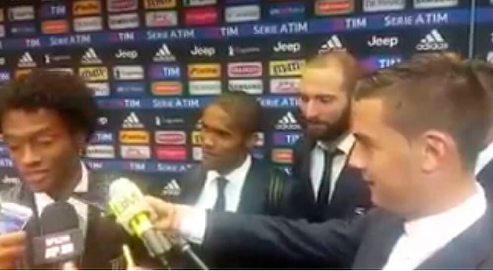Dybala intervista Cuadrado: che siparietto in zona mista!