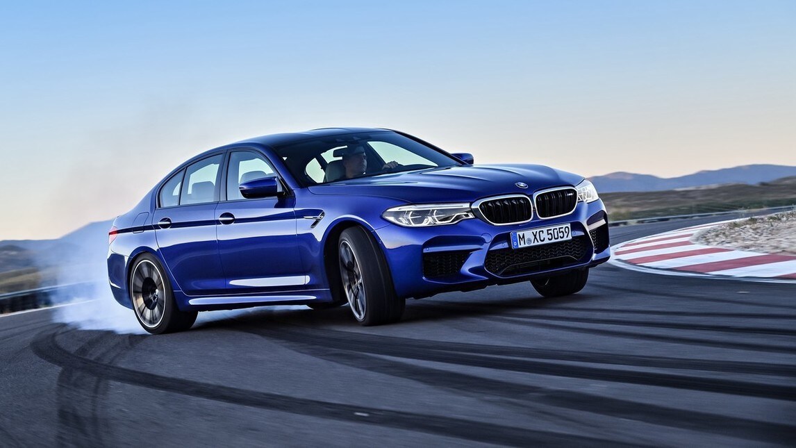 BMW M5, al semaforo "dà la paga" alla Ferrari Portofino