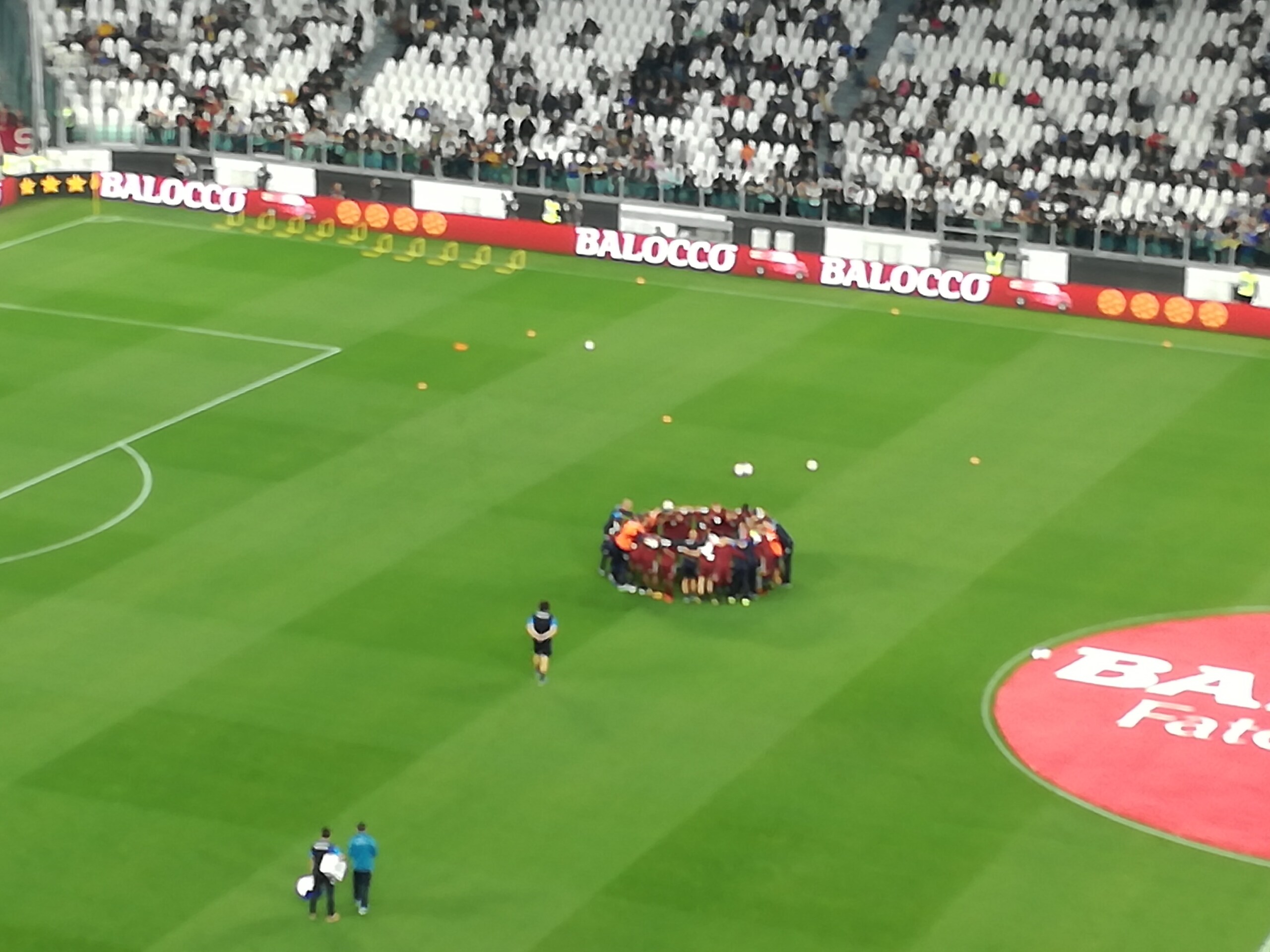 Juventus-Torino: i granata con il rito derby, in cerchio nel riscaldamento