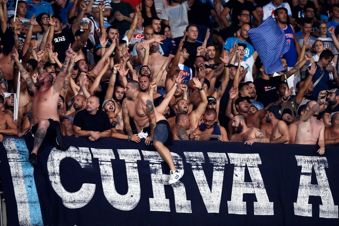 Napoli, 30 tifosi del Feyenoord con un biglietto: vietato ingresso allo stadio