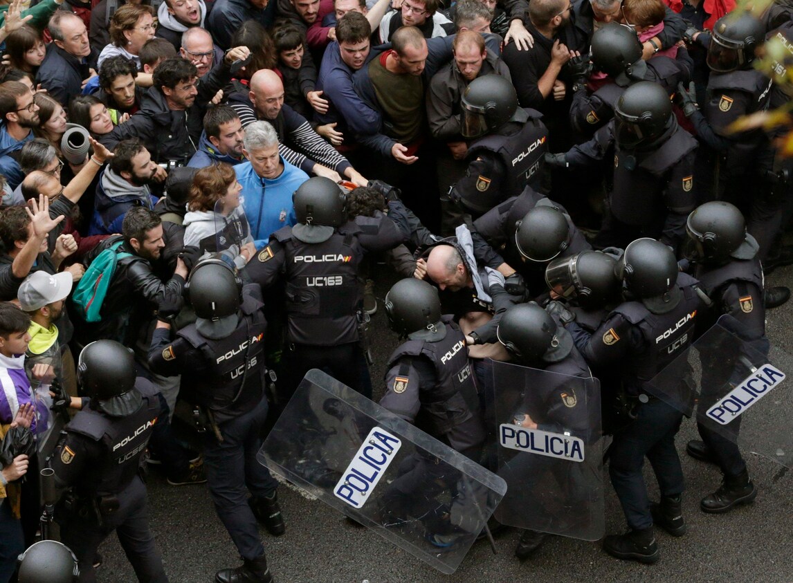 Barcellona-Las Palmas a porte chiuse, caos nel giorno del referendum in Catalogna
