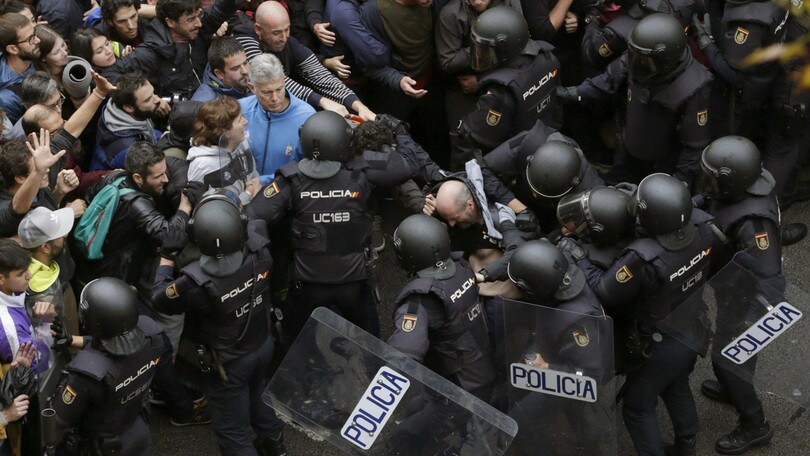 Barcellona-Las Palmas a porte chiuse, caos nel giorno del referendum in Catalogna