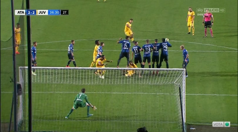 Atalanta-Juventus, Petagna la tocca in area: è rigore