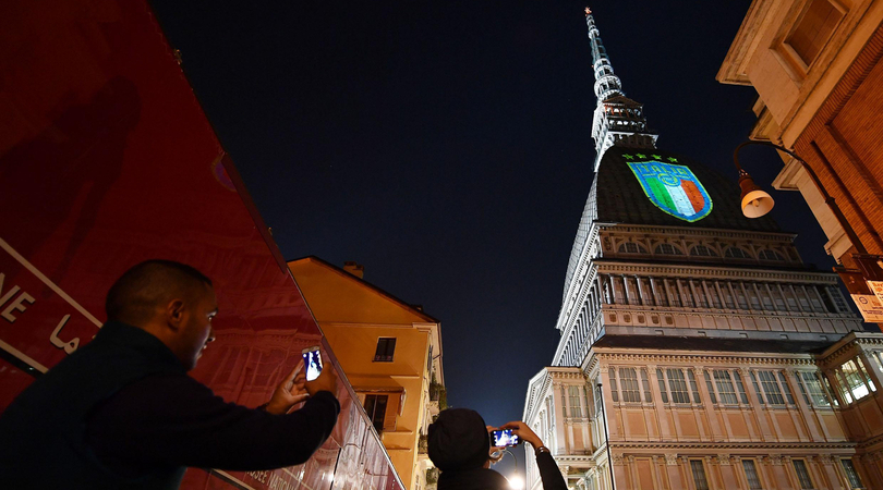 Torino, la Mole si tinge d'azzurro per l'Italia di Ventura