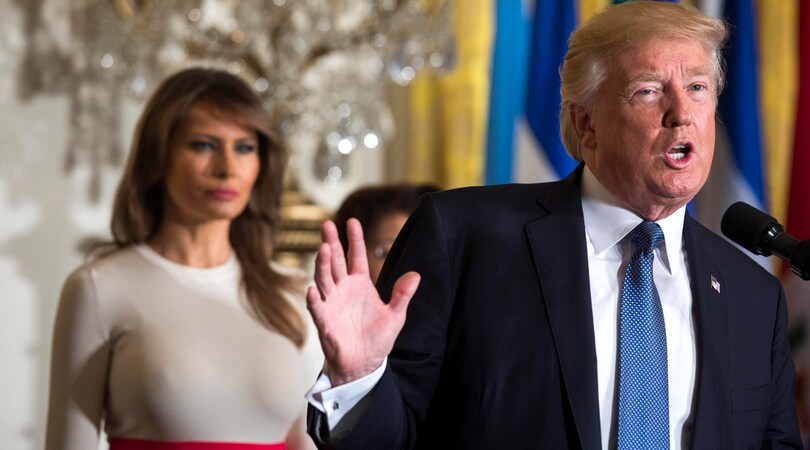 Aderenze e curve, il vestito di Melania Trump non passa inosservato