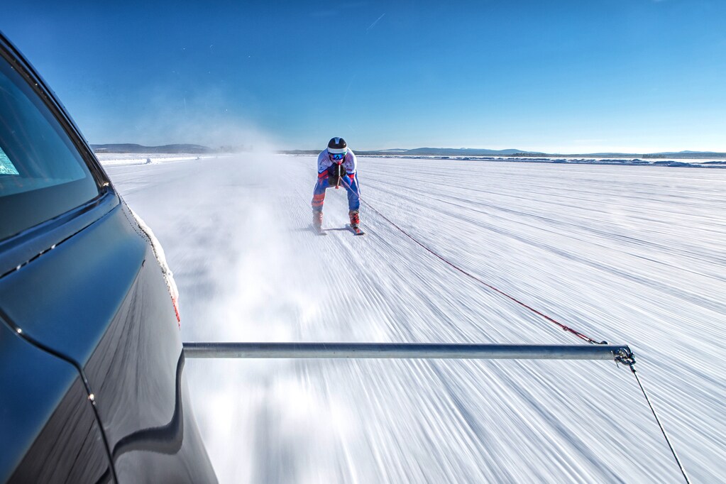 Record: sugli sci a 190 orari trainato da una Jaguar