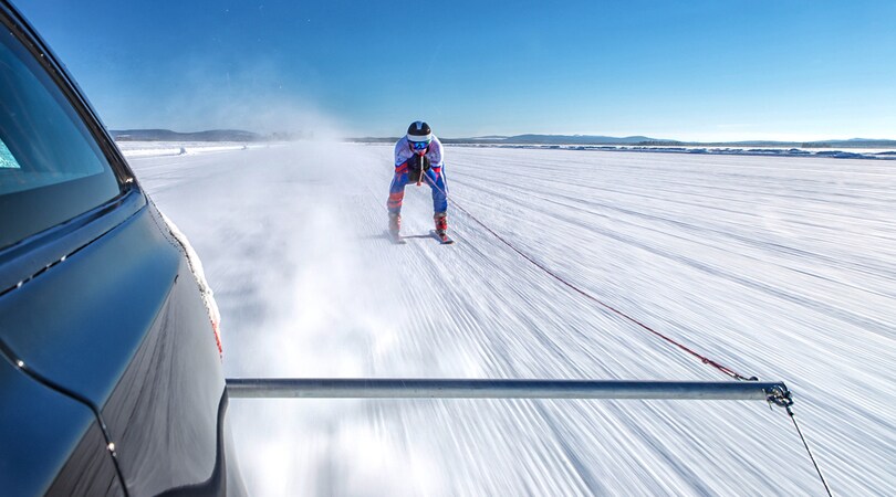 Record: sugli sci a 190 orari trainato da una Jaguar