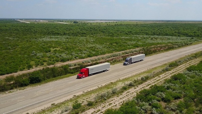 Negli Stati Uniti Daimler sperimenta i convogli di TIR autonomi
