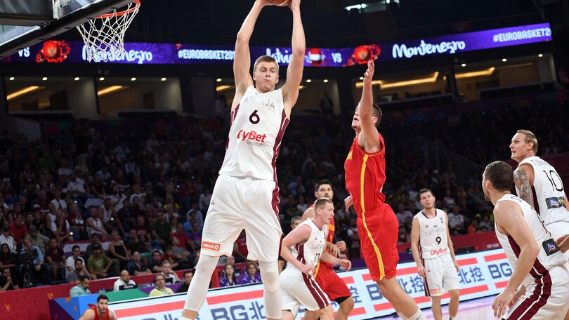 NBA, Knicks: guai all'anca per Porzingis