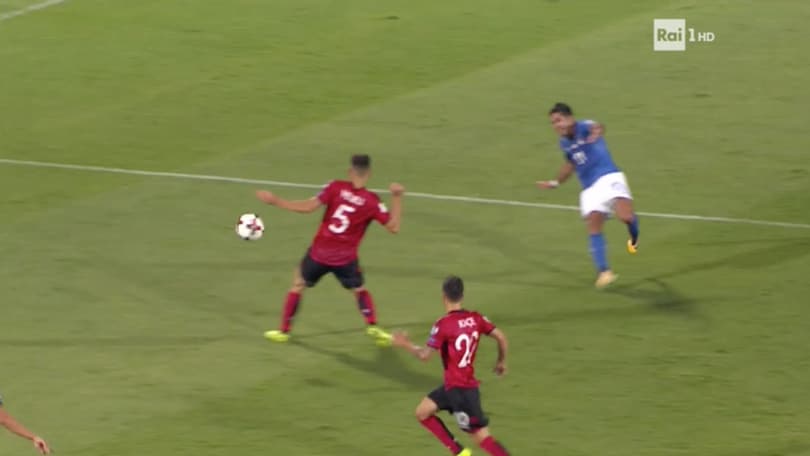 Albania-Italia, Eder chiede un rigore per un fallo di mano
