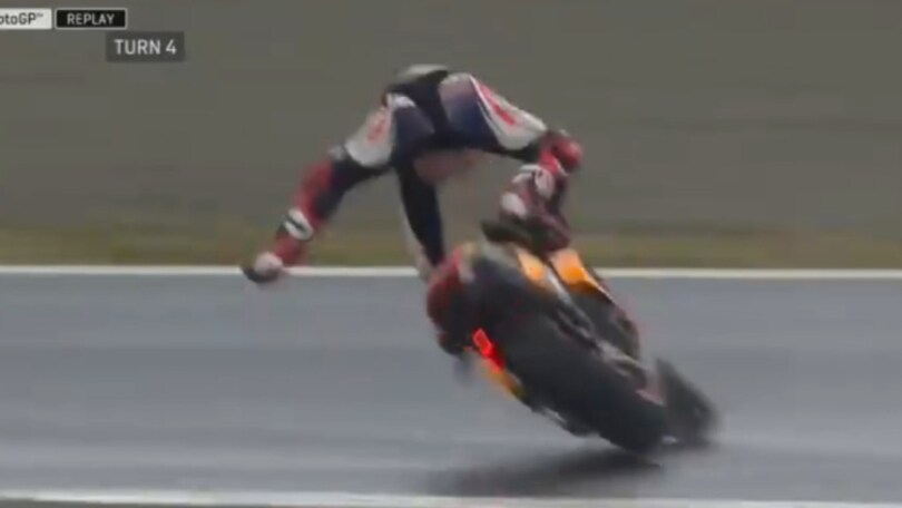 Diluvio a Motegi, Marquez cade male: tanta paura